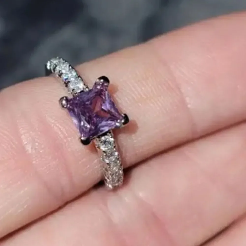 Elegant diamond ring sz 7